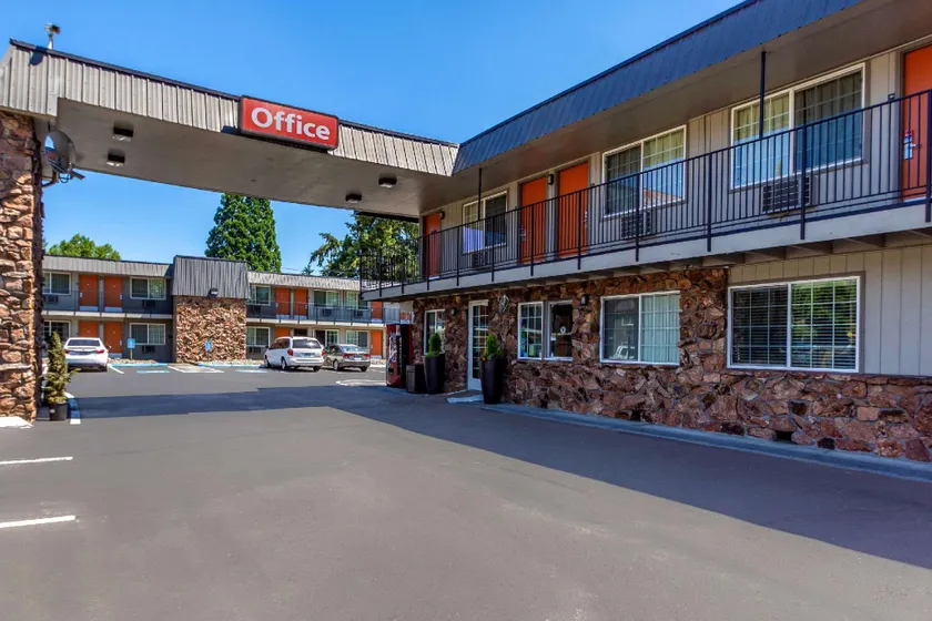 Econo Lodge Inn & Suites West Portland Hillsboro - Image 1