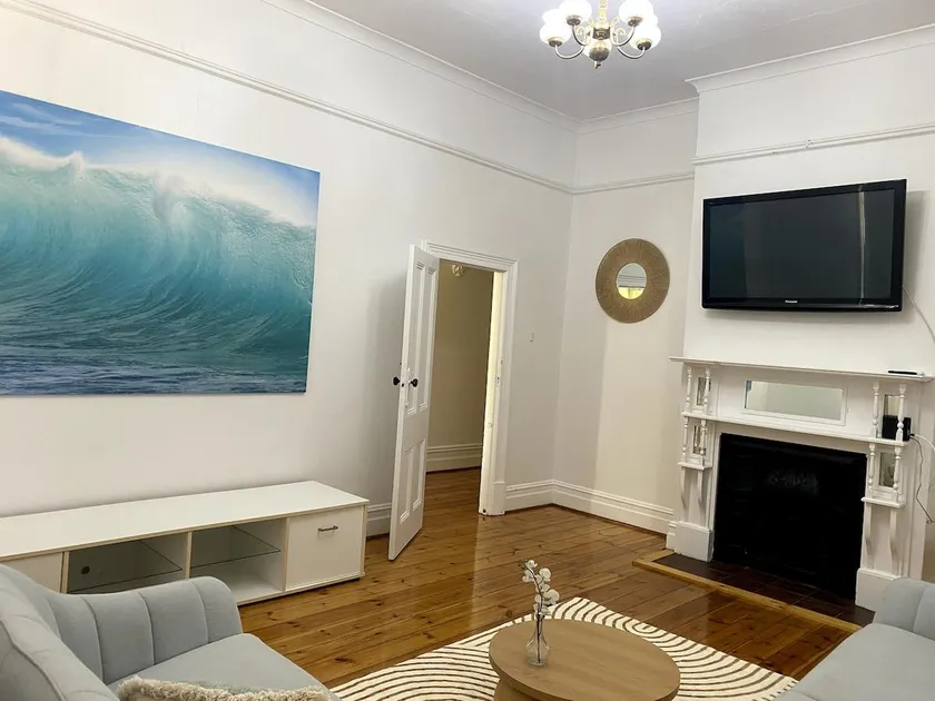 Glenelg Charmer - Metres to beach & CBD plus free parking - Image 1