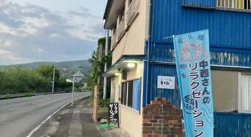 二段ベッドの宿青と白 - Image 1