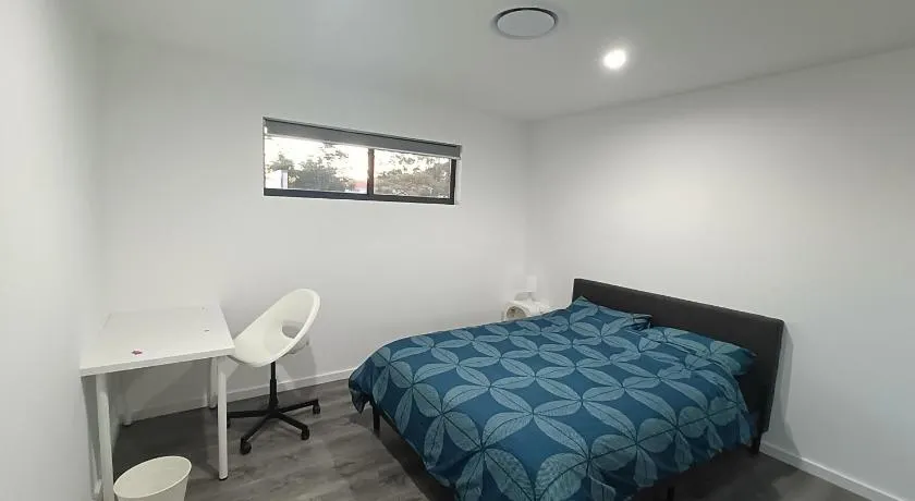 Queen Room in Spacious, Modern House - NR3 - Image 1