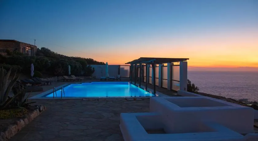 Luxurious Traditional Home - Image 1