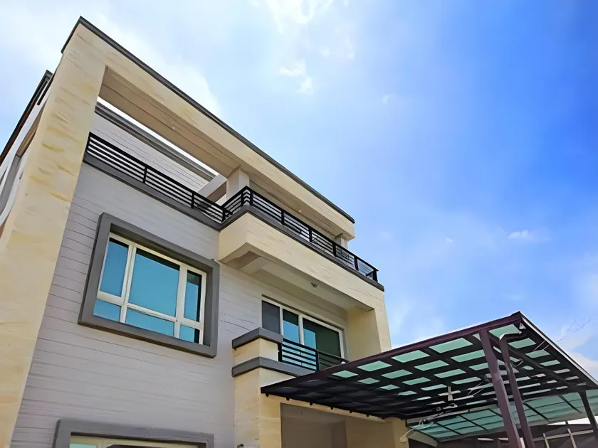 11 House - Image 1