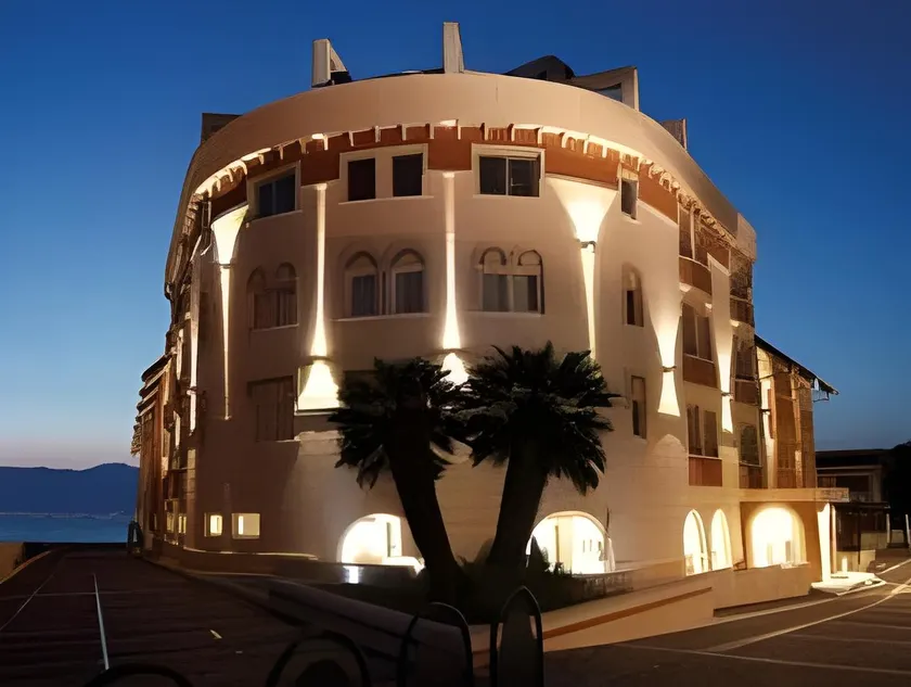 E' Hotel - Image 1