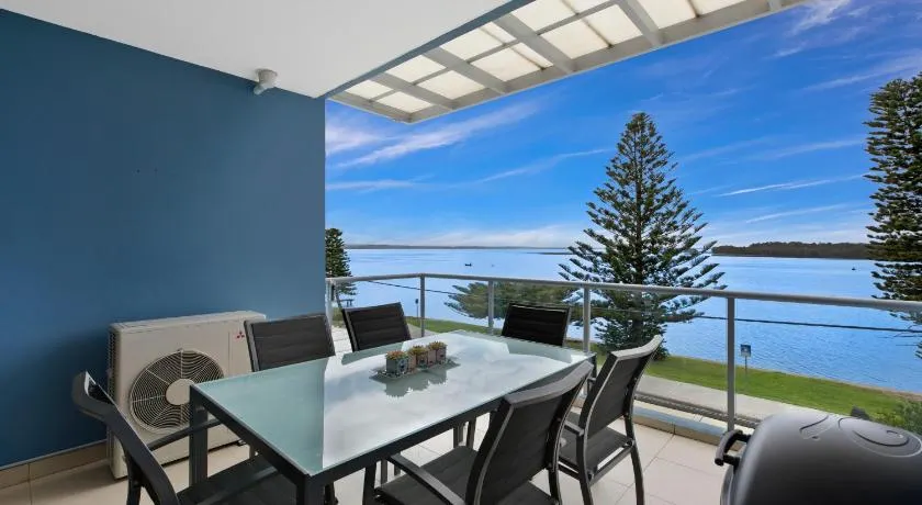 Lakeside Waterfront Apartment The Entrance - Image 1