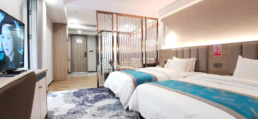 Huayu Hotel - Image 1