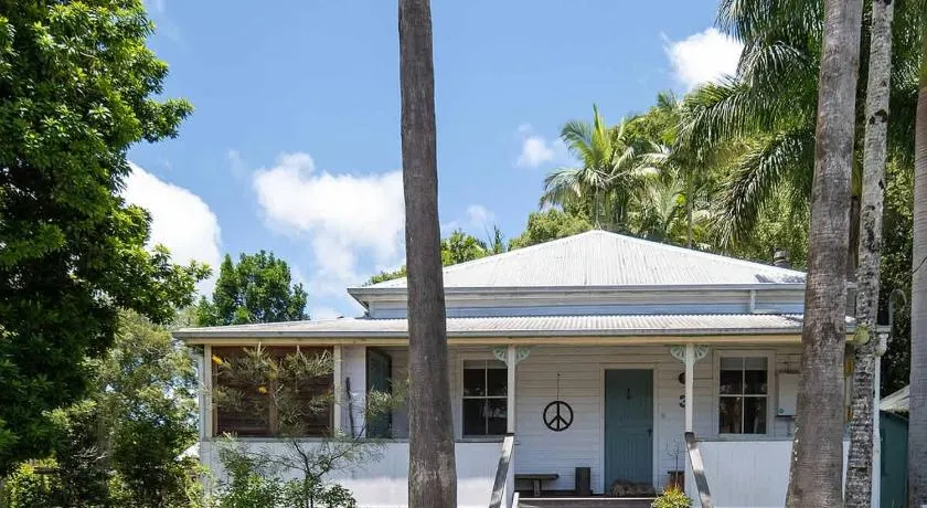 Beautiful Unique Cottage -Pet-Friendly-walk to town - Image 1