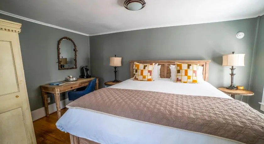 Hellbender Bed & Beverage - Image 1