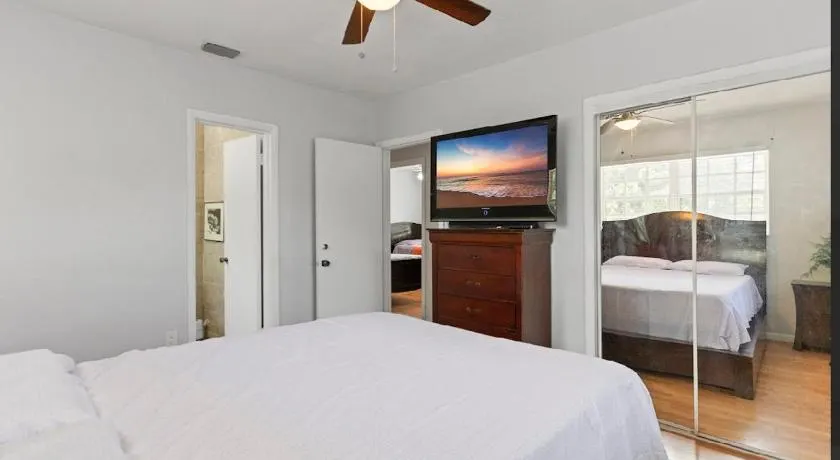 Spacious Home With Pool Table Near Stadium - Image 1