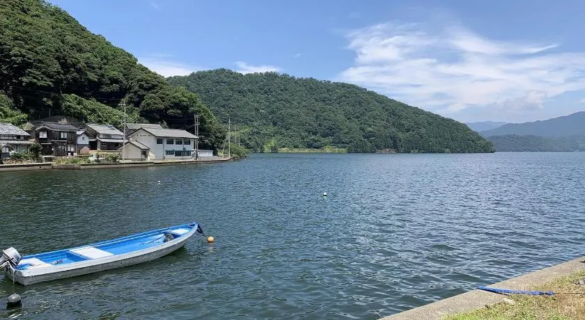 いらっしゃいませ水月湖畔宿大五郎丸は素泊まり専用の宿です - Image 1