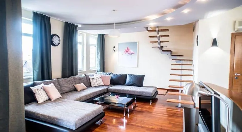 4-room home with AirCon and balcony free parking - Image 1