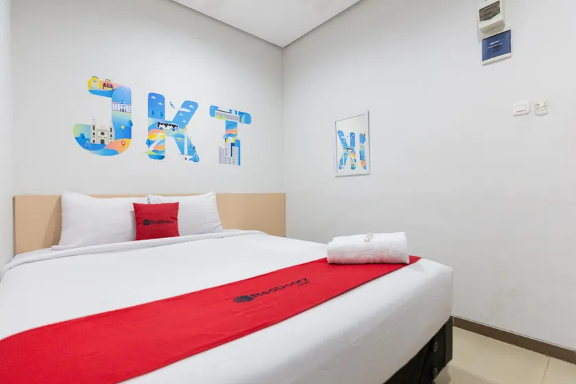 RedDoorz Plus Syariah near Mall Pondok Indah - Image 1