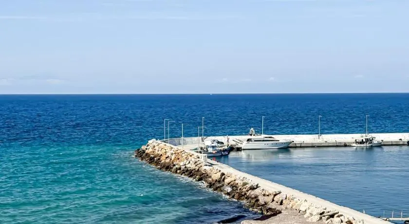 Seafront Apartments - Image 1
