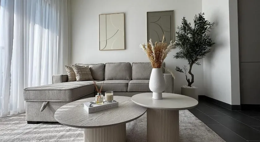 Luxury 1-Bedroom Apartment with Pool Access in DIFC, Dubai - Image 1