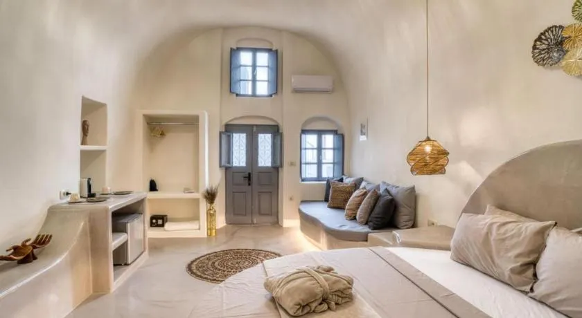 Panoramic Villa in Akrotiri with Stunning Views - Image 1