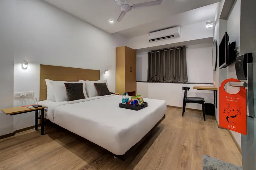 OYO Townhouse 046 Khar West Station - Image 1
