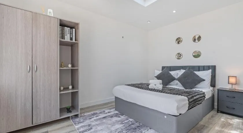 Modern guest house Free Parking - Image 1