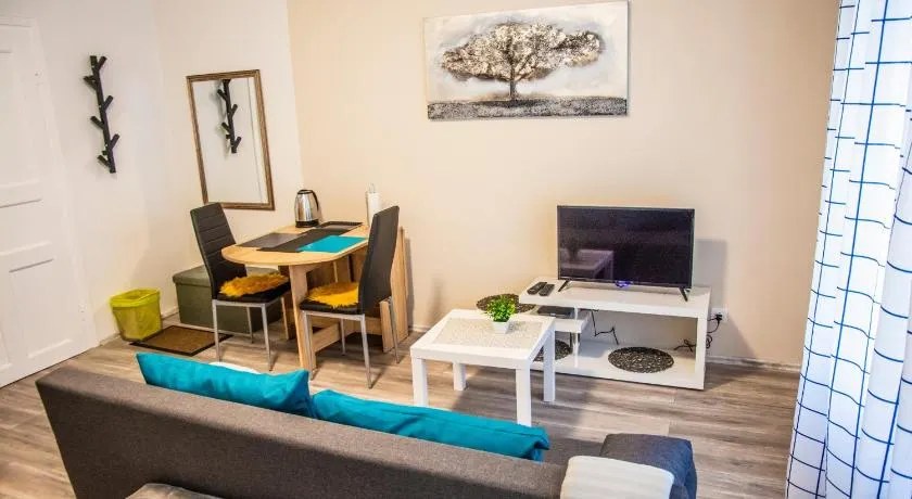 Apartment & room Eni - Image 1