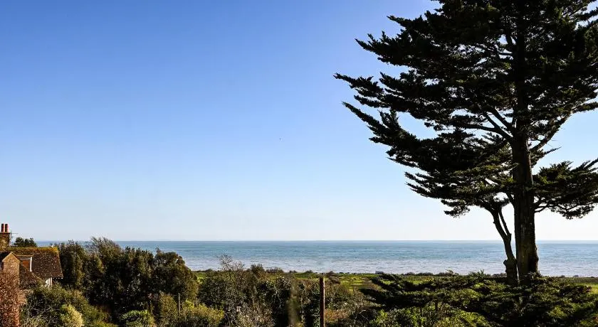 The Bolt Hole Hythe panoramic coast and sea views - Image 1