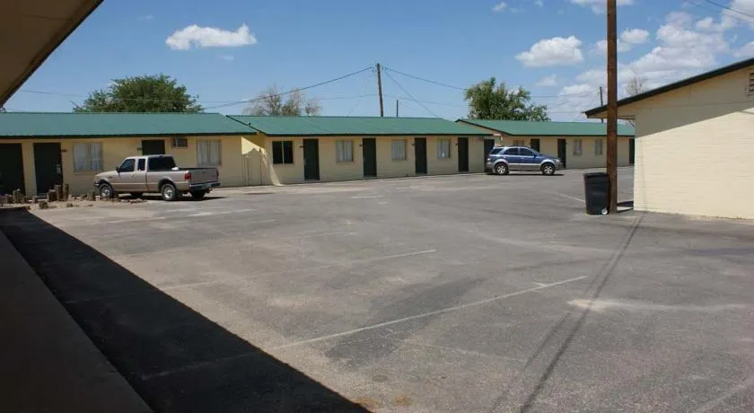 HWY Express Inn and Suites - Image 1