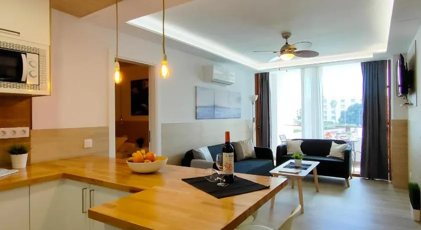 Stylish Friendly Holiday Home - Image 1