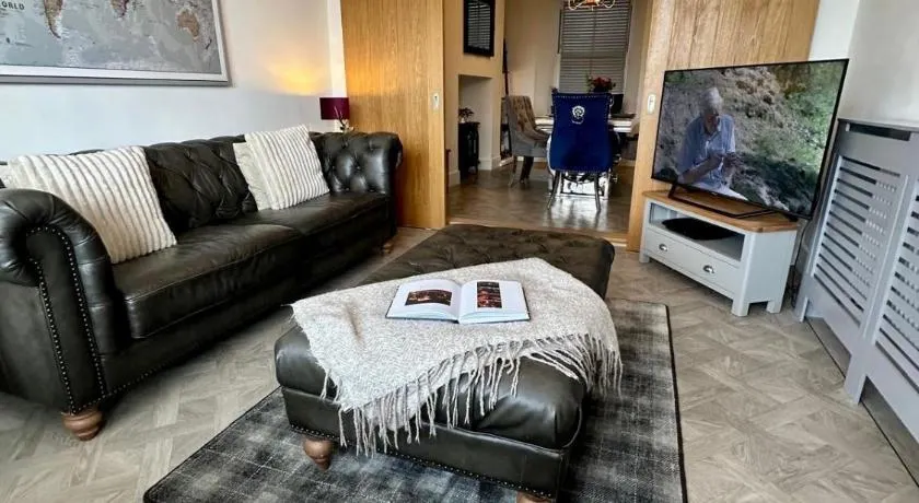 Luxury Pet Friendly 3 Bedroom Home with Copper Bath - Image 1
