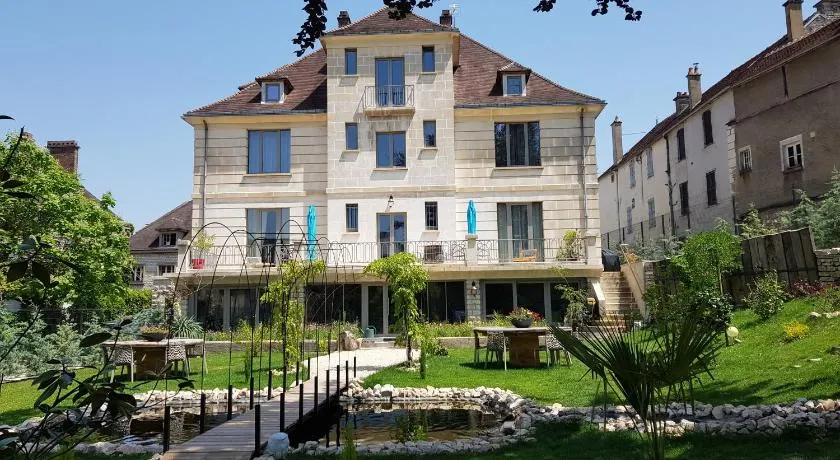 Maison Les Étoiles chambres d'hôtes de charme avec jardin paisible et petit déjeuner à Tonnerre - Image 1