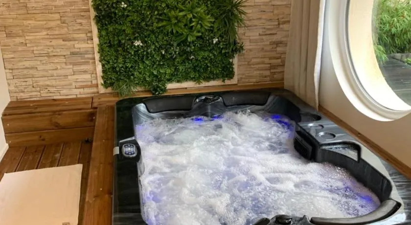 Chambre romantique avec Jacuzzi privée - Image 1