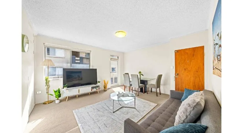 Stylish 2-Bedroom Apt with Balcony & Free Parking - Image 1