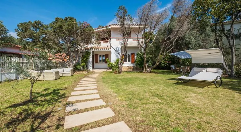 Stunning Villa - private garden - front beach- free parking - Image 1
