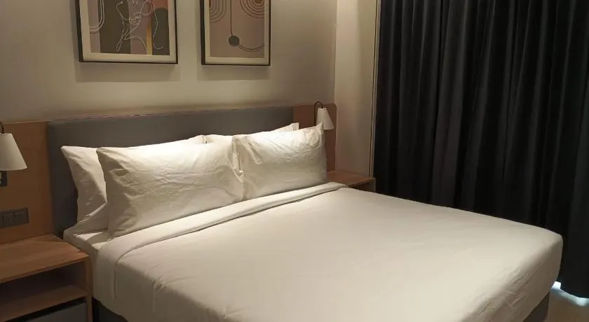 Luxury Studio, 1 Bed, Separate Study Gourmet Kitchen Prime Location - Image 1