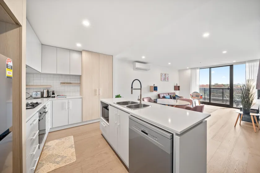Stylish 2-bed Apartment With Luxe Amenities Access - Image 1