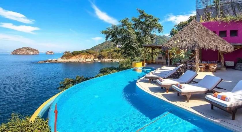 Oceanfront 15 Bedroom Villa for 34 Guests - Image 1