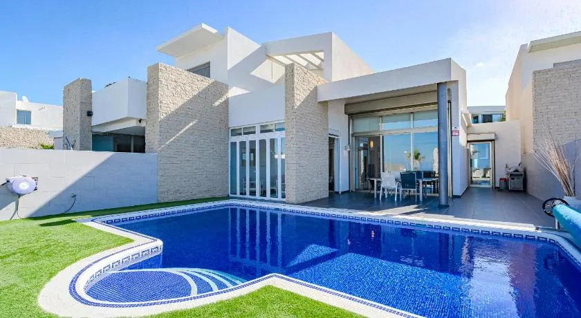 Voll ausgestattete weiträumige Villa mit Grill, Terrasse und privatem Pool | Poolblick | Haustierfreundlich - Image 1