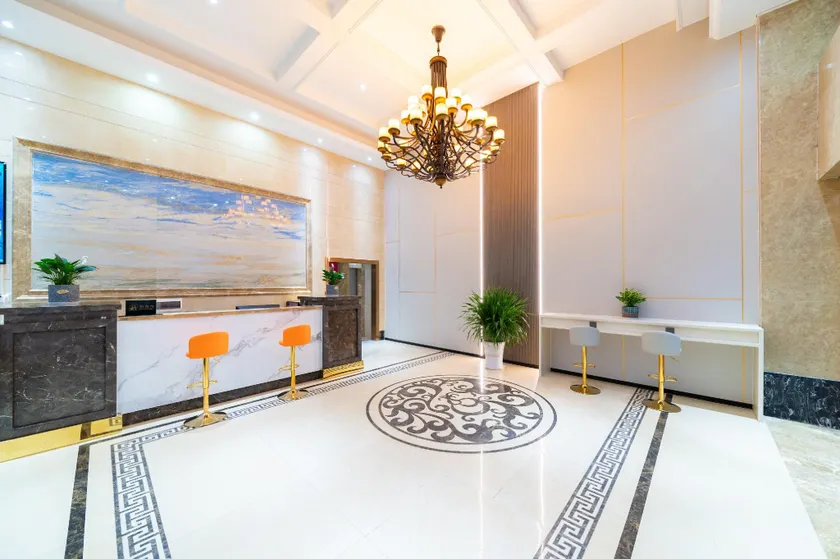 Shixing Huihuang Business Hotel - Image 1