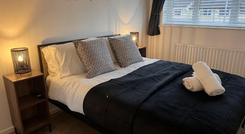 CONTRACTORS OR FAMILY HOUSE M1 Nottingham - IKEA RETAIL PARK - SWINDON CLOSE - 2 Bed Home with Driveway, private garden, sleeps 4 - TV'S in all rooms - Image 1