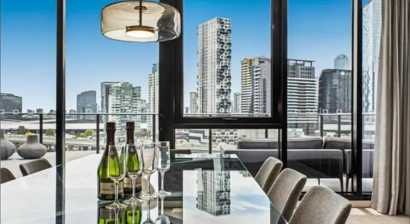 Luxury Penthouse with Astonishing Bay and City Views - Image 1