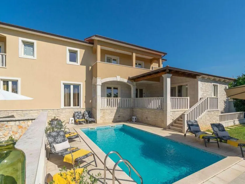 Fenced yard with panoramic views - Image 1