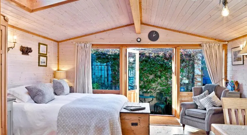 The Lodge - Luxury Lodge with Super King Size Bed, Kitchen & Shower Room - Image 1