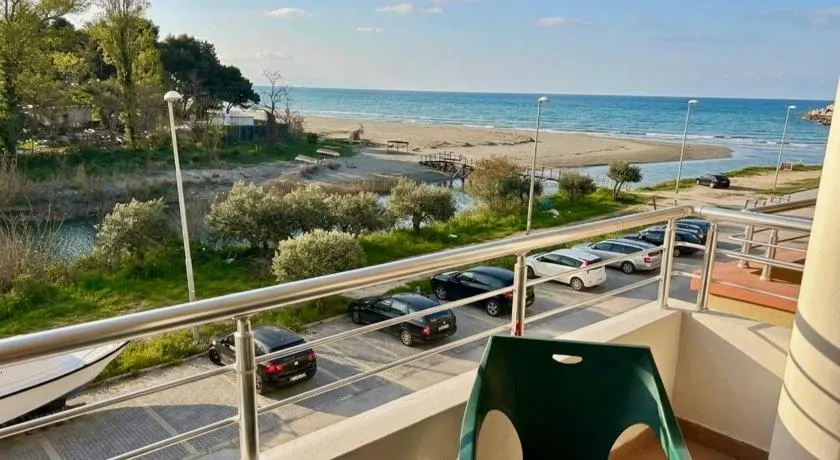 Palmera Beachfront Apartments - Image 1