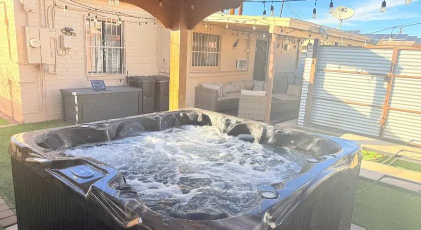 Mins from the UofA & Downtown 4BR 2BA Entire Home - Image 1