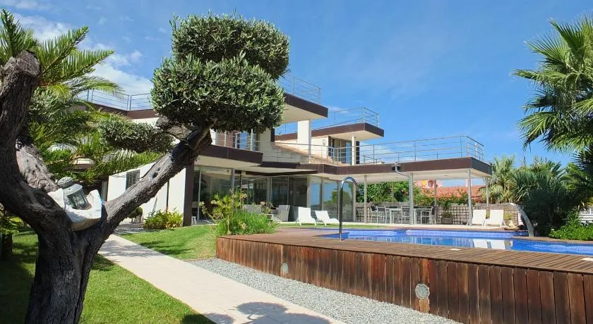 Isabella spacious modern villa with sea views - Image 1