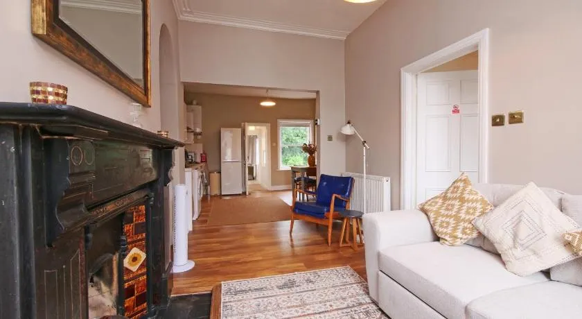 Fifth Quarter Apartment with Free Parking - Image 1