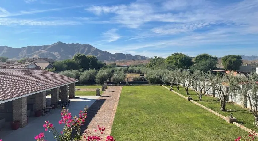 Spacious 5-bedroom farmhouse in Laveen with AC - Image 1