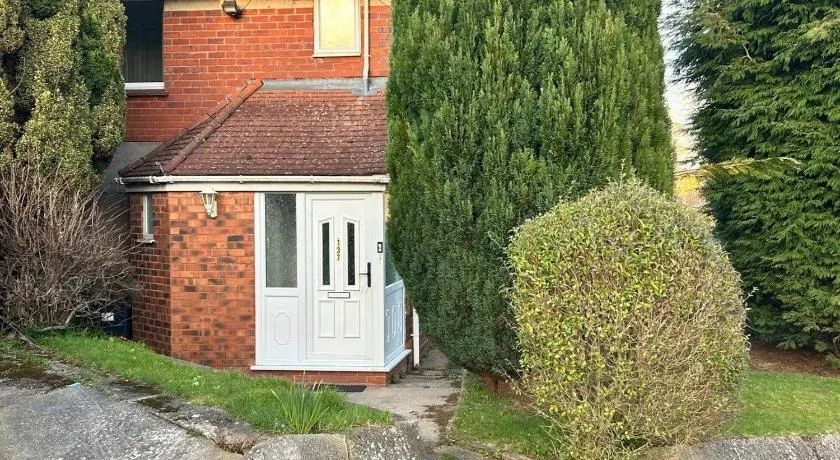 Cosy 3-Bed Retreat - Garden Parking & Bbq - Image 1
