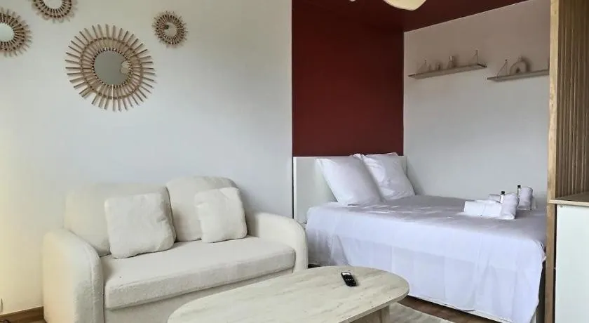 Cozy La Rocade apartment with free parking - Image 1