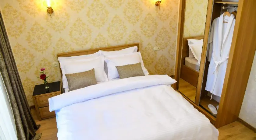 Hotel Late - Image 1
