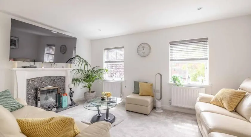 Stylish 3-Bed House in Langley, Driveway Parking! - By Tempstay - Image 1