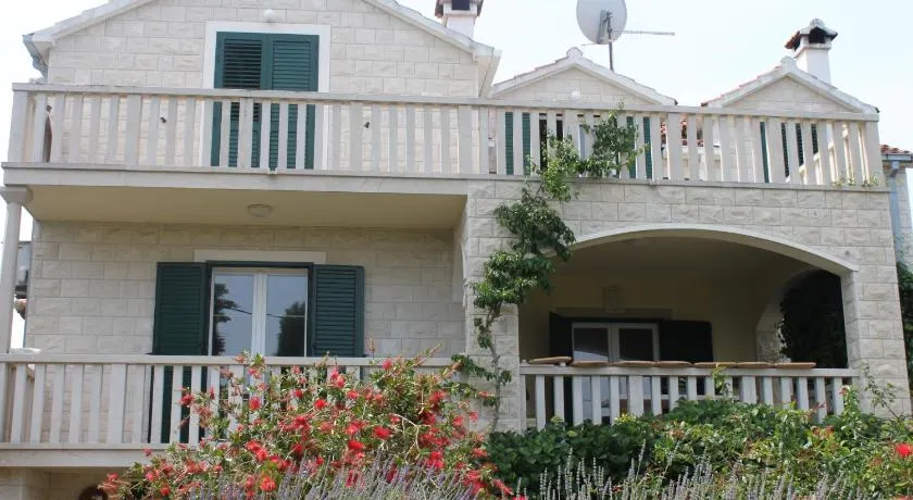 Oasis Apartments - Image 1
