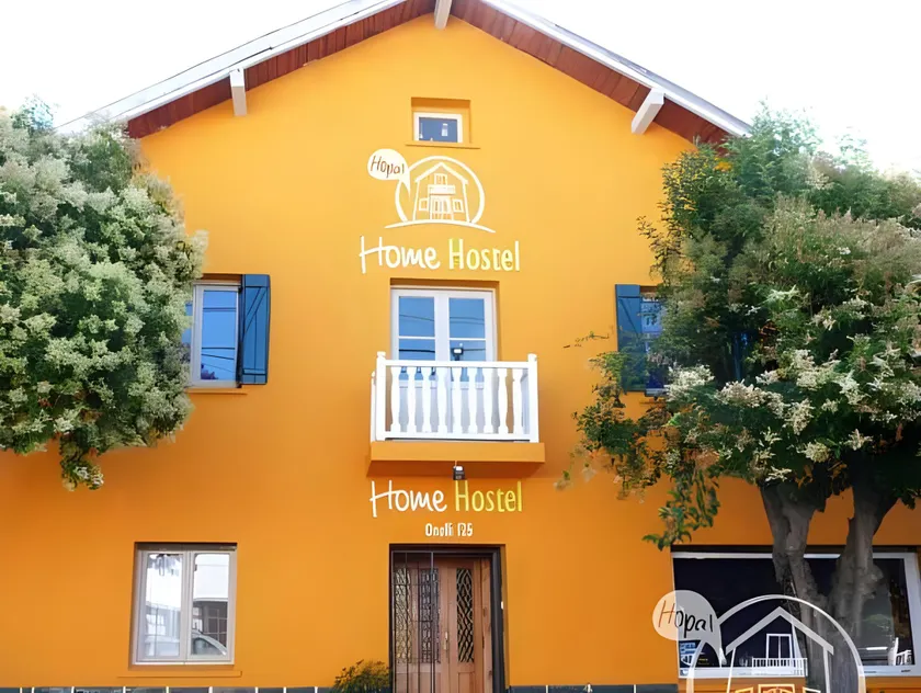Hopa Home Patagonia Hostel - Image 1