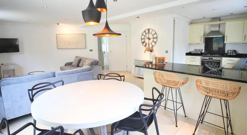 50m FROM THE BEACH, dogs welcome - Image 1